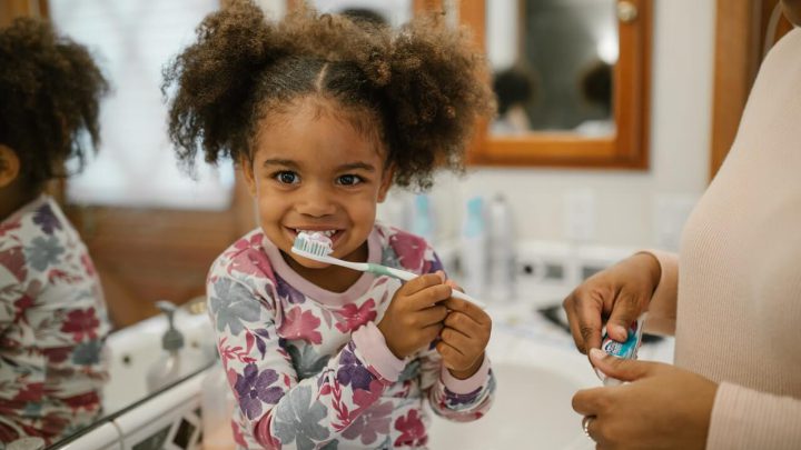 Na czym polega lakowanie zębów u dzieci?