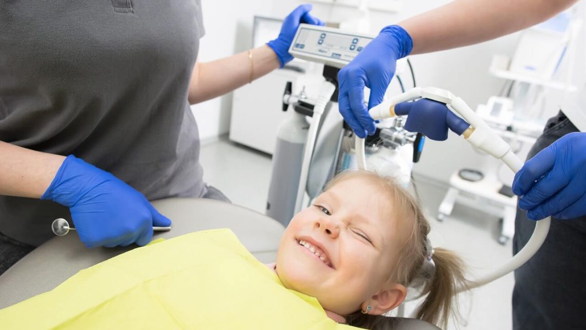 Czy leczy się zęby mleczne u dzieci?