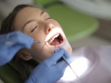 Dlaczego odsłaniają się szyjki zębowe